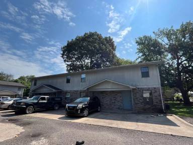 Main picture of 602 W 6th St