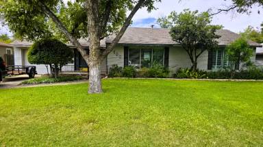 Main picture of 2106 W Avenue L