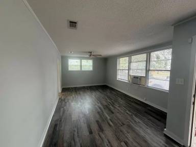 Main picture of 806 Poplar Dr