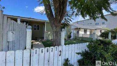 Main picture of 16627 Victory Blvd