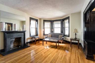 Main picture of 251 W Grand Blvd