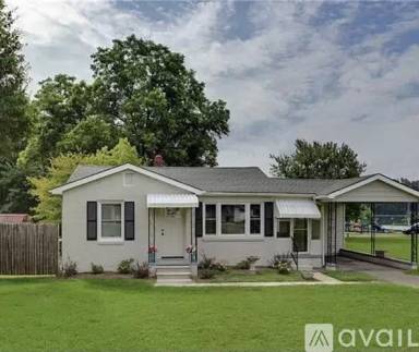 Main picture of 903 Lakeview Dr