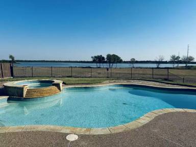 Main picture of 1401 Lakebreeze Dr