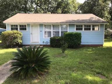 Main picture of 104 Maple St
