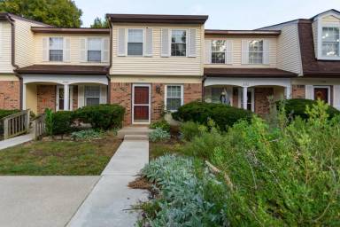 Main picture of 2304 S Burberry Ln