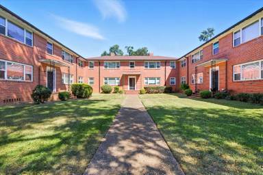 Main picture of 638 E Park Ave