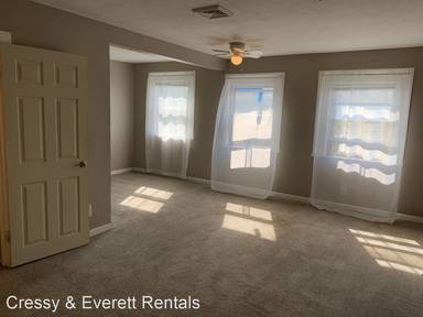 Main picture of 203 1/2 E Front St