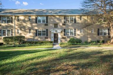 Main picture of 214 N George Mason Dr