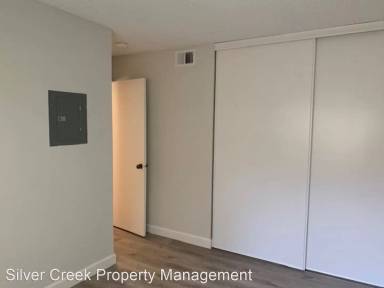 Main picture of 215 E Warren Cmn