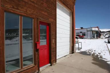 Main picture of 138 E 6th St