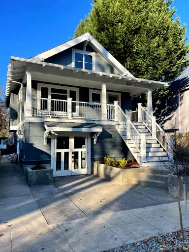Main picture of 651 SE 48th Ave