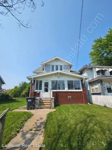 Main picture of 733 E Oakland St