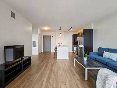 Main picture of 3750 N Halsted St
