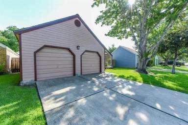 Main picture of 16618 Saturn Ln
