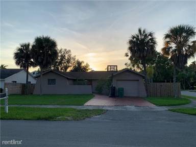 Main picture of 15800 SW 90th Ave