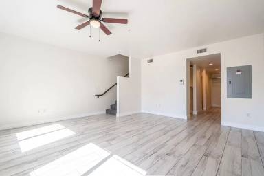 Main picture of 215 E McKinley St