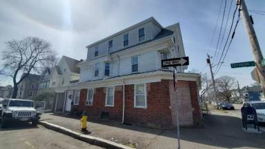 Main picture of 215 Farrington St