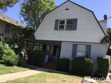 Main picture of 826 N Dos Robles Pl