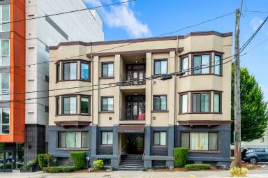 Main picture of 1st Ave N