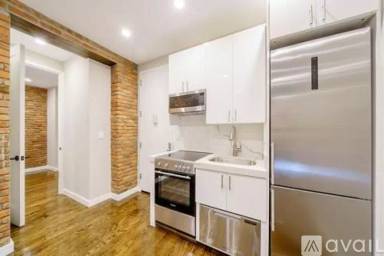 Main picture of 240 E 10th St
