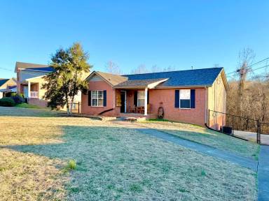Main picture of 320 Cottonwood Ct