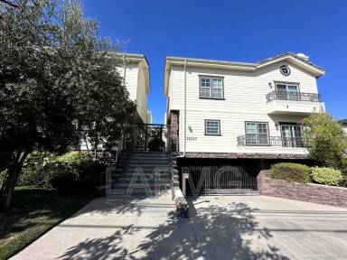 Main picture of 12217 Moorpark St