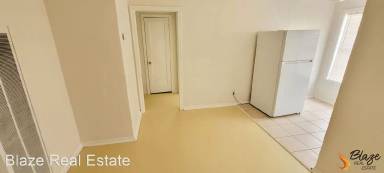 Main picture of 1000 N Lake St