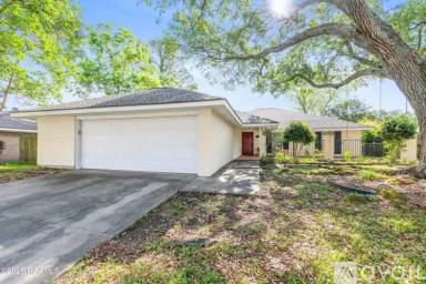 Main picture of 305 Orgeron Dr