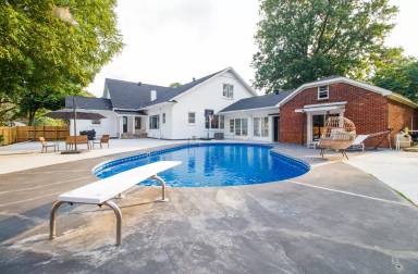 Main picture of 1020 W Matthews Ave