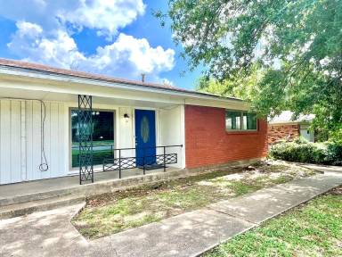 Main picture of 2614 Denison St