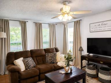Main picture of 4008 Breezy Hill Ln