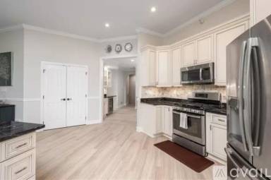 Main picture of 220 Adams Pointe Blvd