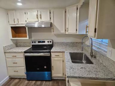 Main picture of 852 W 20th St