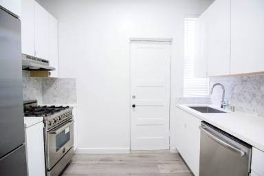 Main picture of 633 Oak St