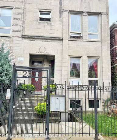 Main picture of 2337 W Adams St