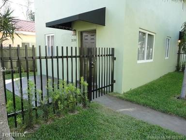 Main picture of 3120 Hibiscus St