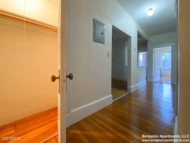 Main picture of 1595 Beacon St