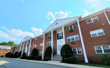 Main picture of Old Colony Apartments