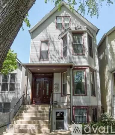 Main picture of 1424 W Fletcher St