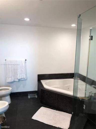 Main picture of 700 NE 25th St