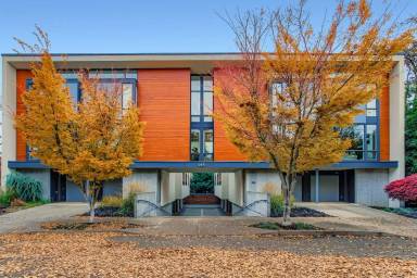 Main picture of 245 SW Meade St