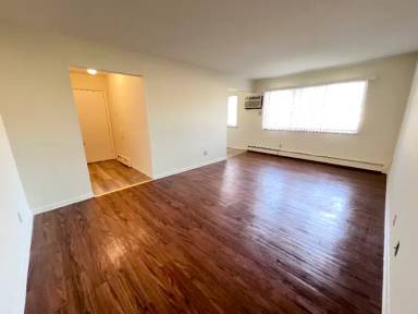 Main picture of 910 E Jolly Rd