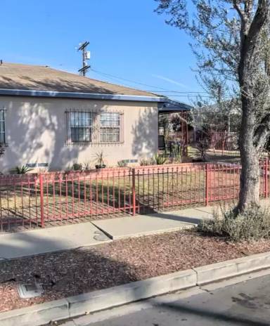 Main picture of 9412 S Manhattan Pl