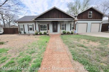 Main picture of 301 W Russell St