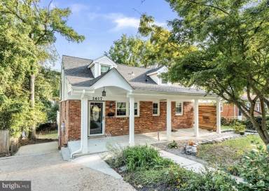Main picture of 2617 E Maple St