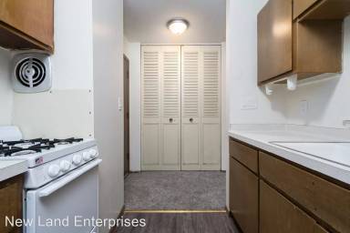 Main picture of 3245 N Oakland