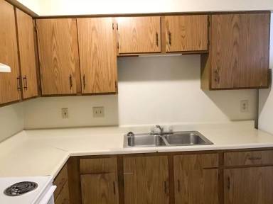 Main picture of 915 W College St