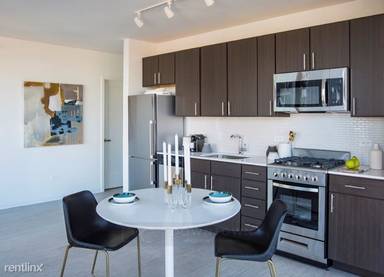 Main picture of 700 N La Salle Dr