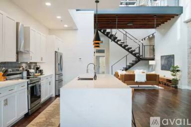 Main picture of 122 College St