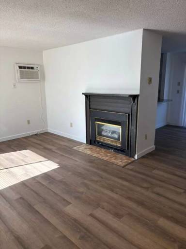 Main picture of 6119 N Addison St